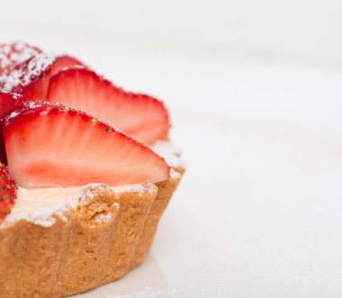 Lezzetli çilekli kek krem şanti ile.