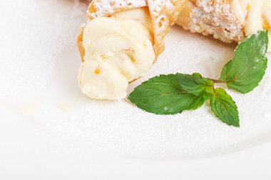 Gözleme lezzetli kayısı krema ile rulo.