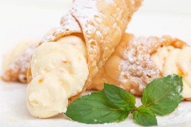 Gözleme lezzetli kayısı krema ile rulo.