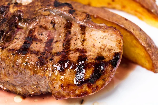 Delicioso filete de ternera con patatas asadas . — Foto de Stock