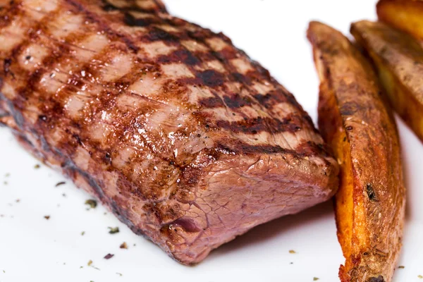 Вкусный говяжий стейк жареный картофель . — стоковое фото