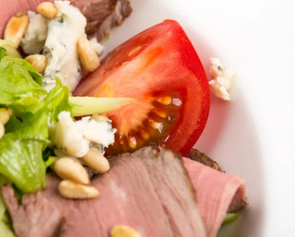 Ensalada caliente de rosbif con queso de cabra . — Foto de Stock