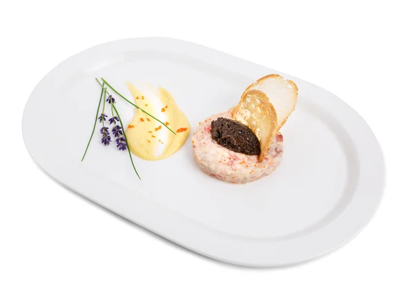 Tartare de saumon avec sauce à la truffe noire . — Photo