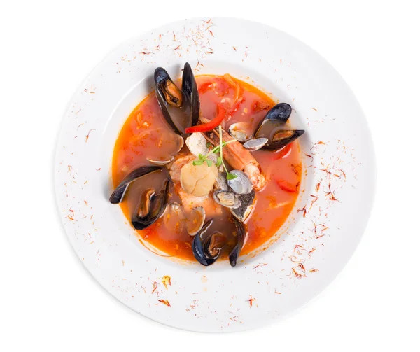 Baharatlı domates deniz mahsulleri çorbası safran ile.