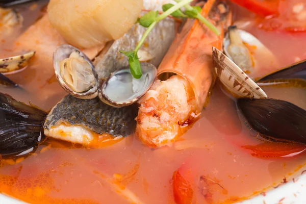Soupe épicée de fruits de mer aux tomates et safran . — Photo