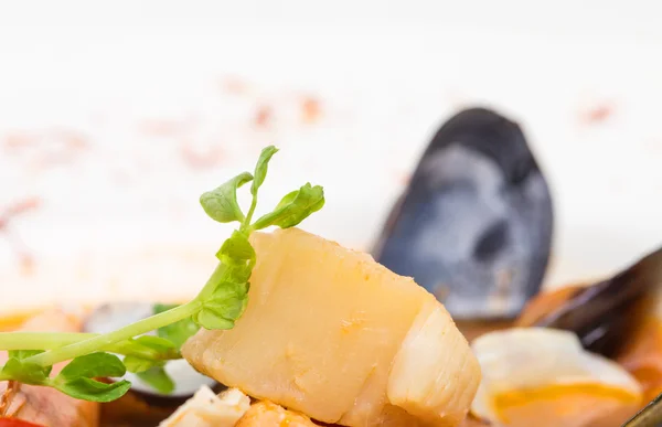 Крупный план корня сельдерея в томатном супе из морепродуктов . — стоковое фото