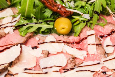 Roka ve parmesan ile lezzetli biftek.