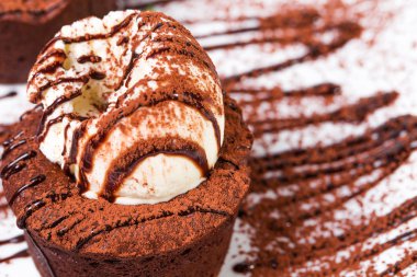 Lezzetli çikolatalı fondan dondurma ile.