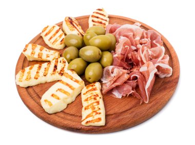 Jambon ve kızarmış mozzarella çubukları tabağı.