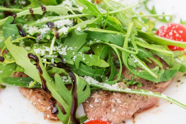 Sıcak sığır eti şiş kebap taze roka ile.