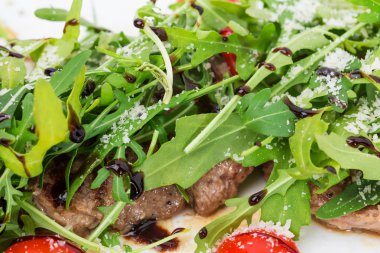 Sıcak sığır eti şiş kebap taze roka ile.