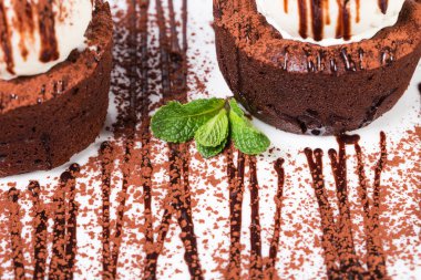 Lezzetli çikolatalı fondan dondurma ile.