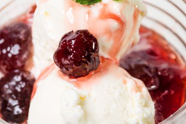 vanilyalı dondurma ile çilek reçeli.