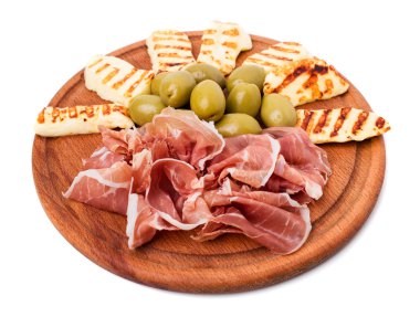 Jambon ve kızarmış mozzarella çubukları tabağı.