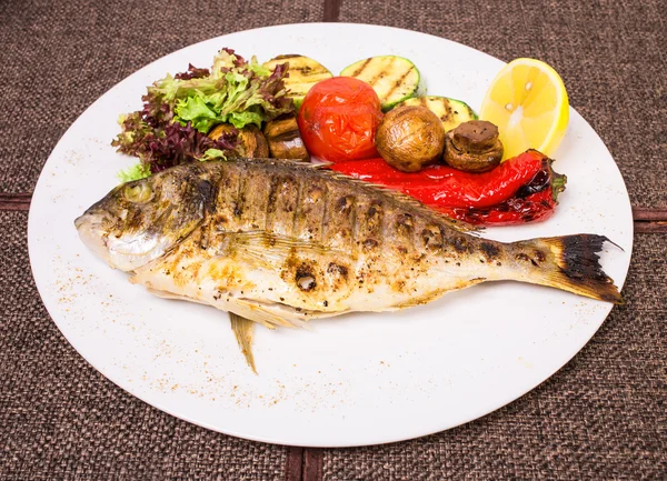 Gegrillter Dorado-Fisch mit Gemüse. — Stockfoto