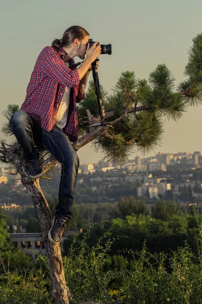 Fotografo maschio che scatta foto con fotocamera DSLR . — Foto Stock