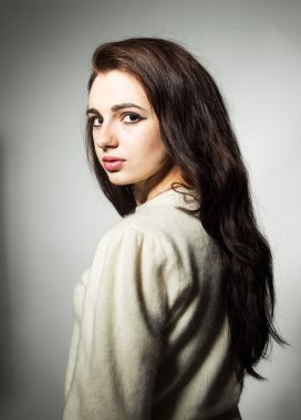 Çiller ile genç güzel model portresi.