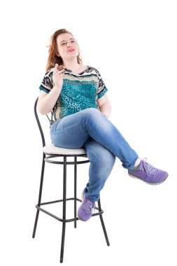 Gülümseyen Kızıl saçlı artı boyutu puro ile model.