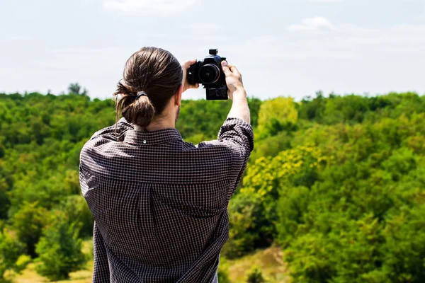 Jovem tomando selfie tiro ao ar livre . — Fotografia de Stock