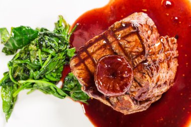 Pazı ile lezzetli fileto mignon biftek.