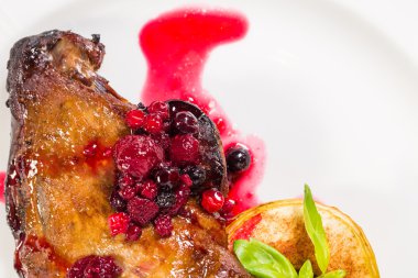 Ördek confit kırmızı dut sos ile bacak.