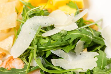 Roka ve parmesan jumbo karides salatası.