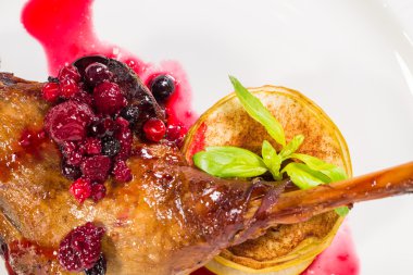 Ördek confit kırmızı dut sos ile bacak.