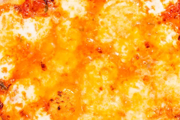 Close-up van gesmolten kaas op pizza. — Stockfoto