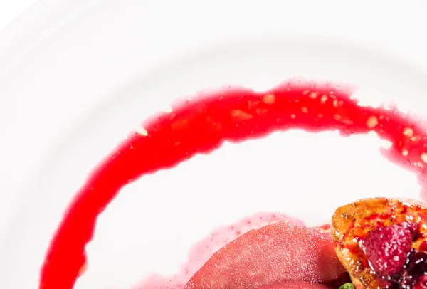 Czerwone jagody sos na grilla foie gras. — Zdjęcie stockowe