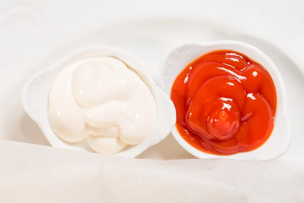 Vynikající záběr kečupem a majonézou. — Stock fotografie