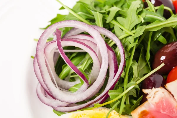 Roka ve soğan ile lezzetli Nisuaz salatası. — Stok fotoğraf