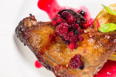 Ördek confit kırmızı dut sos ile bacak.