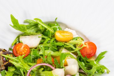 Taze sebze ile fırında Patlıcan salatası.