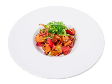 Deniz yosunu ve çilek lezzetli somon salata.