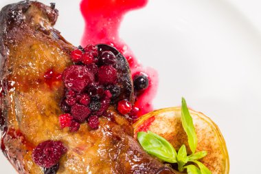 Ördek confit kırmızı dut sos ile bacak.