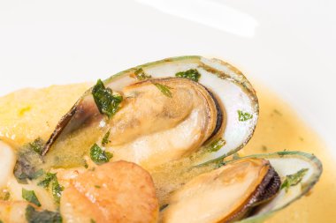 Lezzetli tarak ve midye polenta ile.