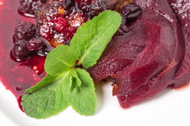 Haşlanmış armut ile ızgara kaz ciğeri.