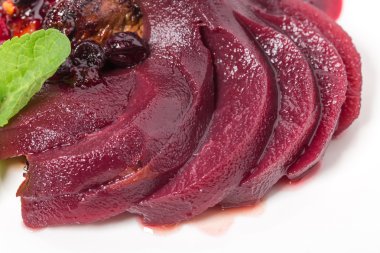 Haşlanmış armut ile ızgara kaz ciğeri.