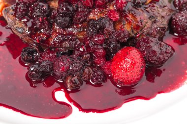 Haşlanmış armut ile ızgara kaz ciğeri.