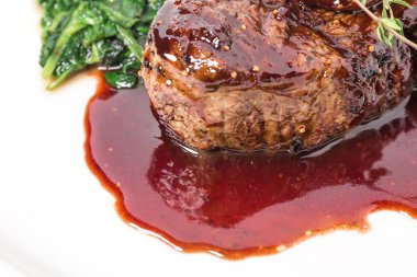 Pazı ile lezzetli fileto mignon biftek.
