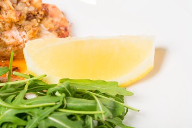 Ceviz ve roka ile pişmiş somon fileto.