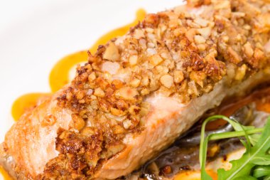 Ceviz ve roka ile pişmiş somon fileto.