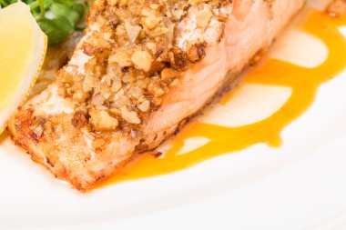 Ceviz ve roka ile pişmiş somon fileto.