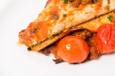 Izgara dorado pişmiş sebze ile kaplı