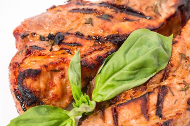 Lezzetli ızgara domuz eti şiş kebap fesleğen ile.