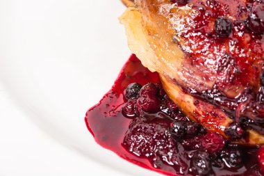 Lezzetli ördek confit kırmızı sos ile bacak.