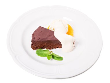 Dondurma kepçe ile çikolatalı kek.