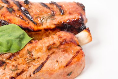 Lezzetli ızgara domuz eti şiş kebap fesleğen ile.