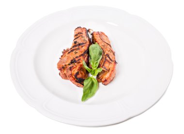 Lezzetli ızgara domuz eti şiş kebap fesleğen ile.