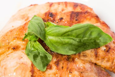 Taze fesleğen yaprakları ile ızgara tavuk fileto.